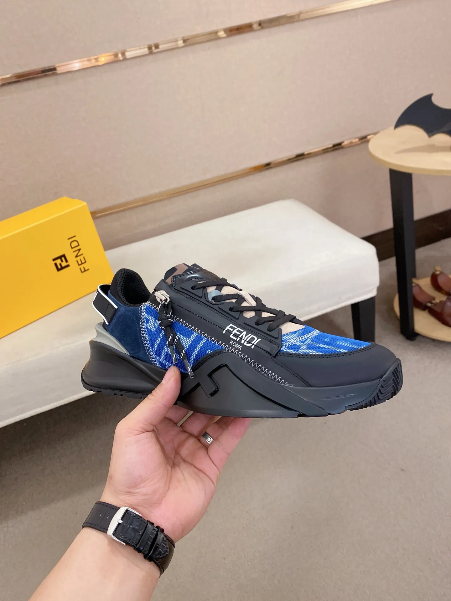 Men's shoes💰: 540💰(Higher version) [Fendi] Fendi's latest casual shoes for men! Available at counters simultaneously! A one-to-one replica of the original. Made entirely of imported top-grain calfskin, the interior is made of top-grain water-dyed cowhide, and the original factory-supplied rubber outsole. Leading new fashion concepts. Matching code: 38-44 can be customized, 45 is not returnable!
